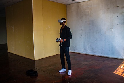 Student using virtual reality learning equipment